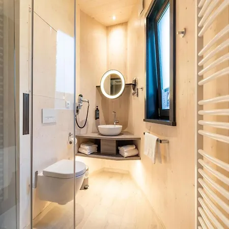 Dockside Forest Retreat * Antoing