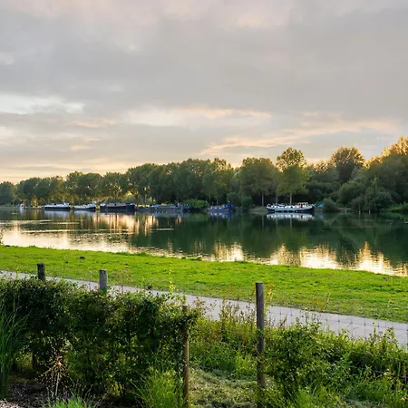 Dockside Forest Retreat *