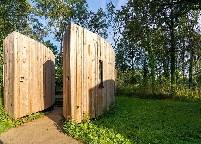 Dockside Forest Retreat * Antoing