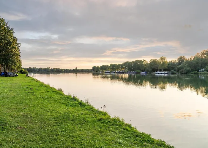 Dockside Forest Retreat * Antoing