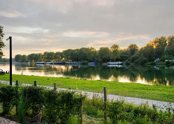 Dockside Forest Retreat *
